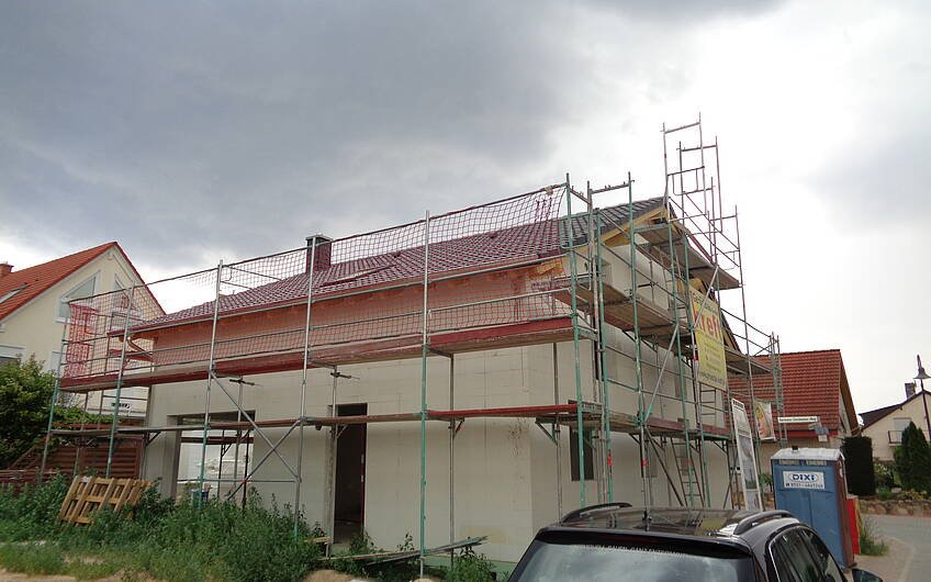 Rohbau des frei geplanten Einfamilienhauses von Kern-Haus in Gönnheim mit eingedecktem Dach