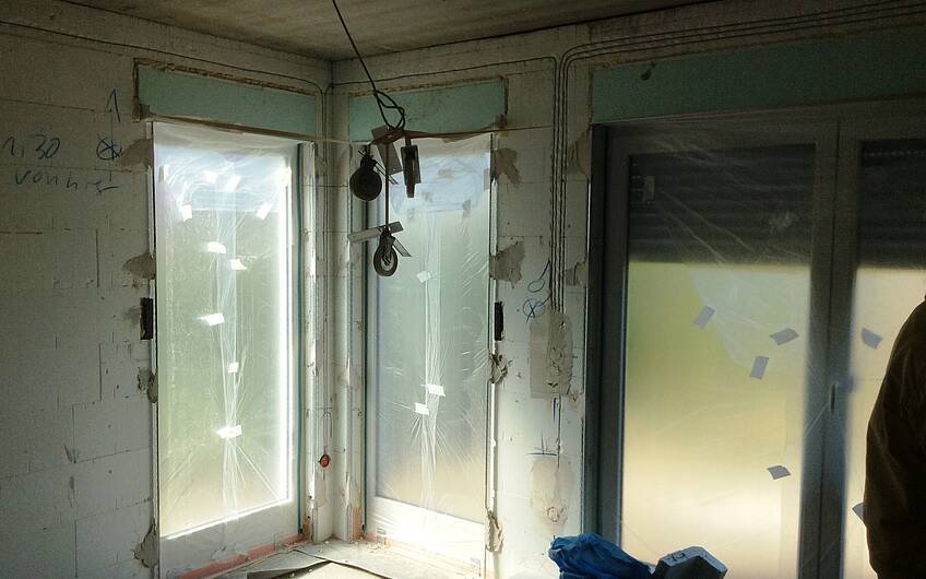 Mit Folie abgeklebte Fenster im frei geplanten Einfamilienhaus von Kern-Haus in Hatzenbühl