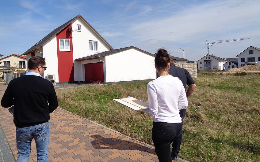 Bauanlaufgespräch am Grundstück für das individuell geplante Einfamilienhaus Allea von Kern-Haus in Jockgrim
