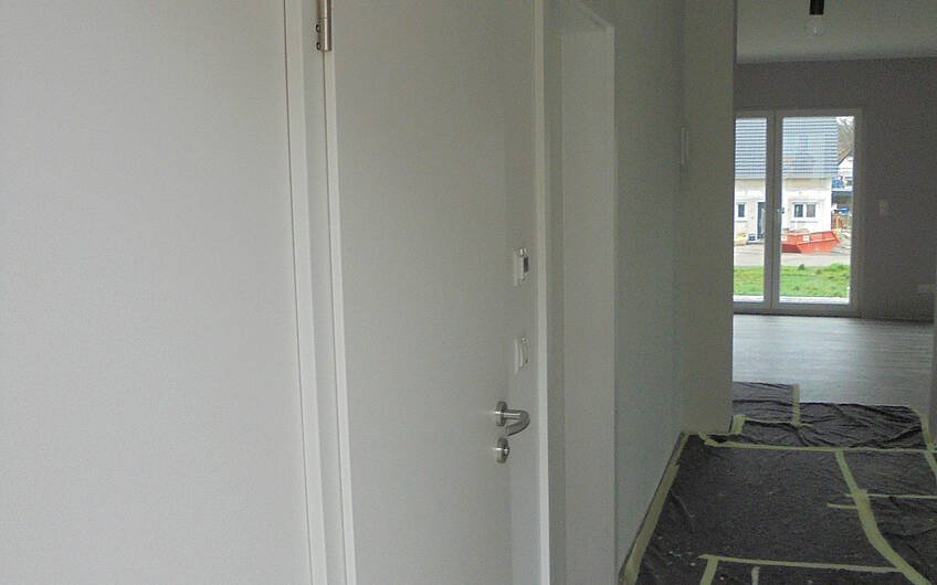 Fertiger Einbau der Türen im individuellen Kern-Haus Komfort in Obrigheim