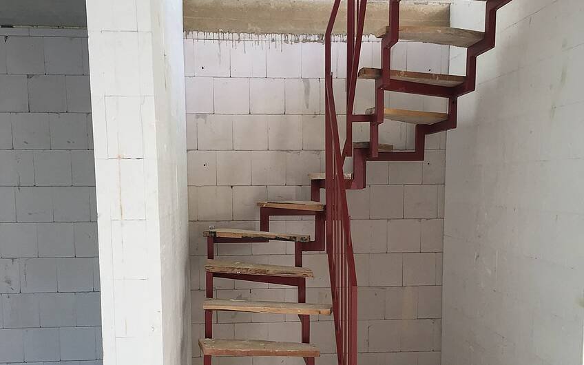 Durch Einbau der Bautreppe werden Schäden an einer Wohntreppe vermieden.