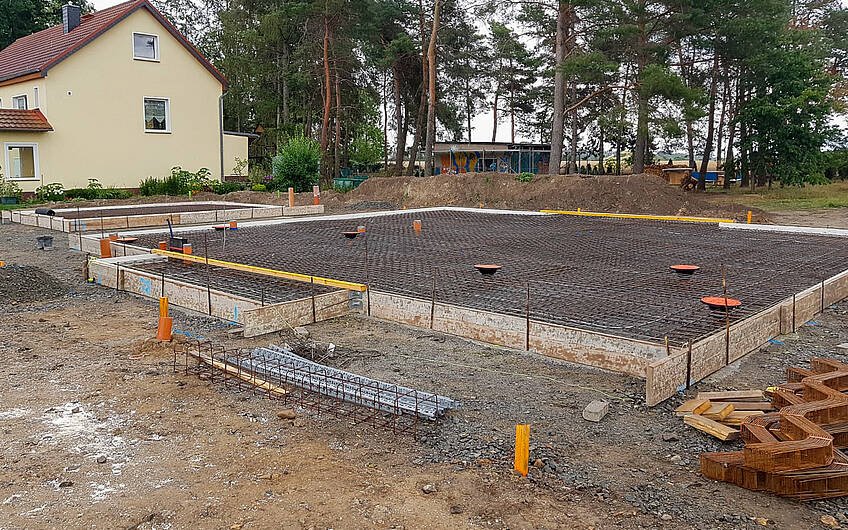 Schalung mit Armierung für Bodenplatte des Kern-Haus in Leipzig