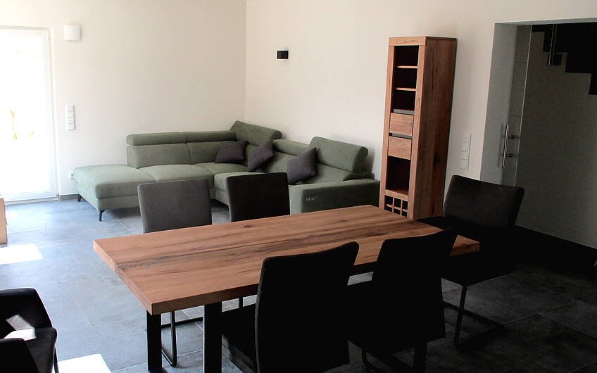 Moderne Möbel halten Einzug ins neue Eigenheim.