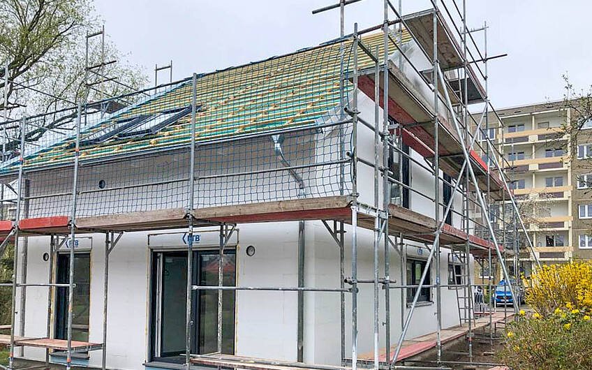 Vorbereitung der Dacheindeckung für Kern-Haus Jara in Halle Ammendorf