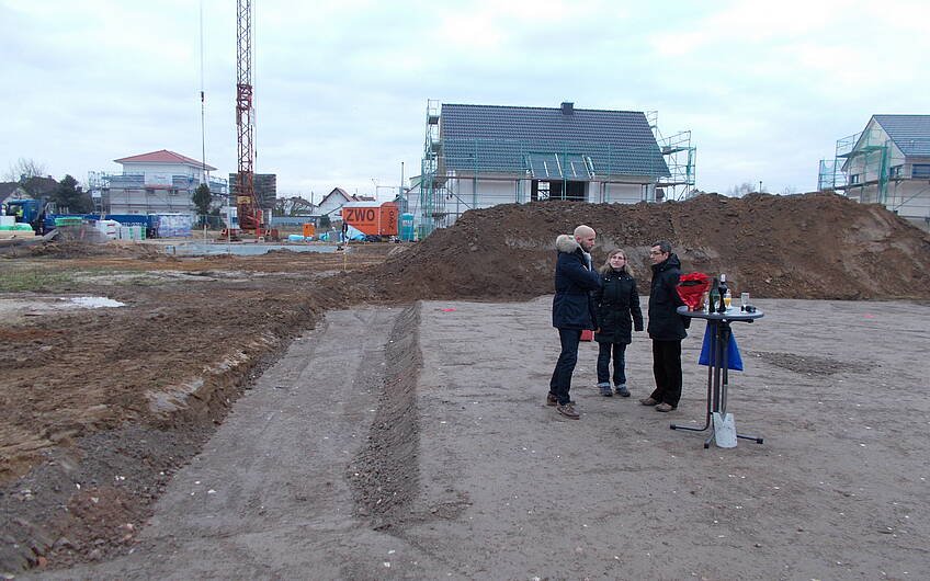 Bauherren mit Bernd Laatz bei der Grundsteinlegung für das individuell geplante Einfamilienhaus Signum von Kern-Haus in Römerberg