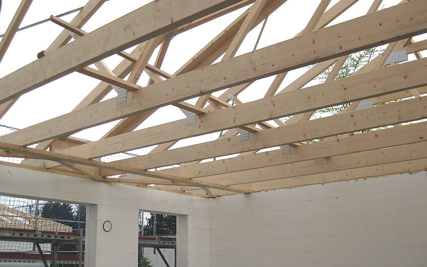 -	Nachdem das Obergeschoss betoniert wurde, hat der Zimmermann den Dachstuhl errichtet.