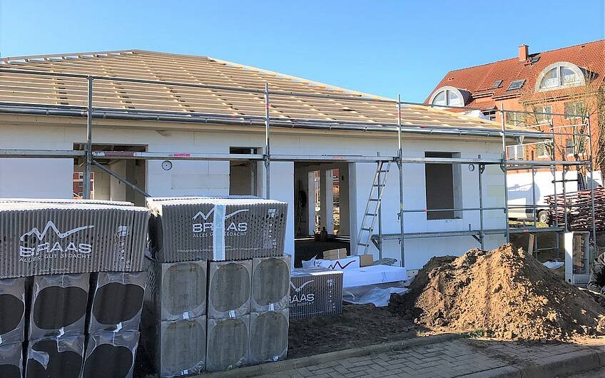 Das Dach des Bungalows in Hermsdorf wird gedeckt