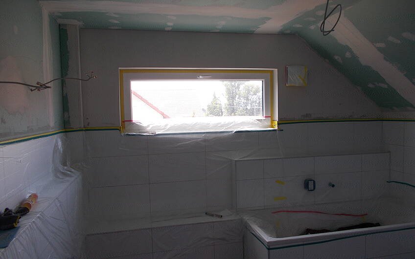Vorbereitung zum Streichen im Badezimmer des Einfamilienhauses Loop Classic von Kern-Haus in Freisbach