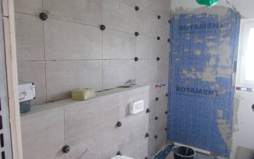Fliesenarbeiten im Duschbad des individuell geplanten Einfamilienhauses Signum von Kern-Haus in Einselthum