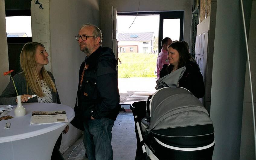 Interessierte Besucher besichtigen Kern-Haus Aura in Lostau
