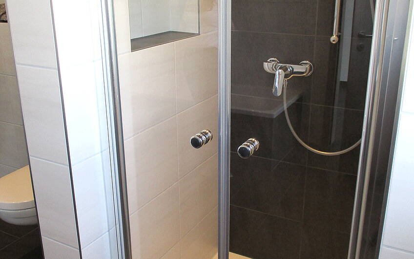 Die beleuchtete Nische in der Dusche ist das perfekte Designelement.