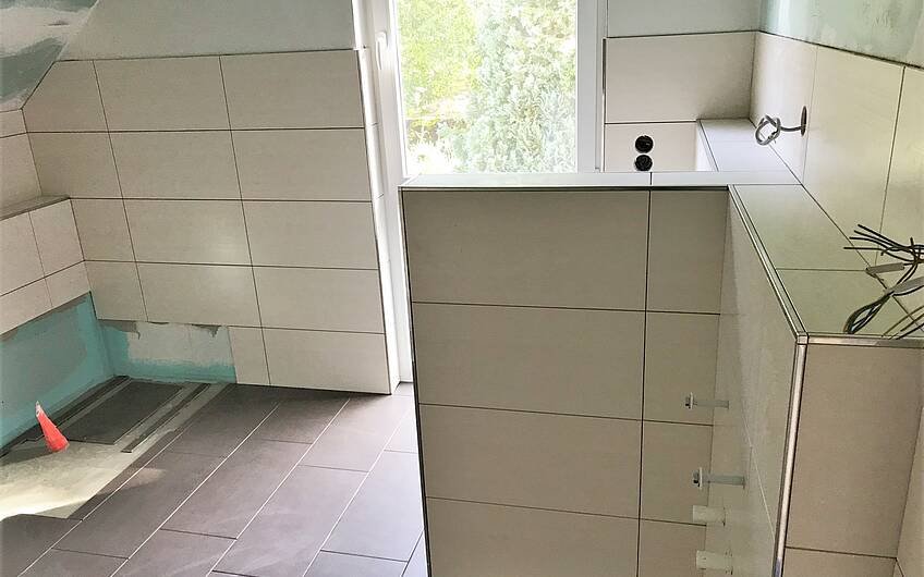 Badezimmer im Kern-Haus-Rohbau in Magdeburg wurde gefliest