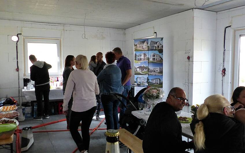 Gäste bei der Rohbaubesichtigung im individuell geplanten Einfamilienhaus Esprit von Kern-Haus in Hohen-Sülzen