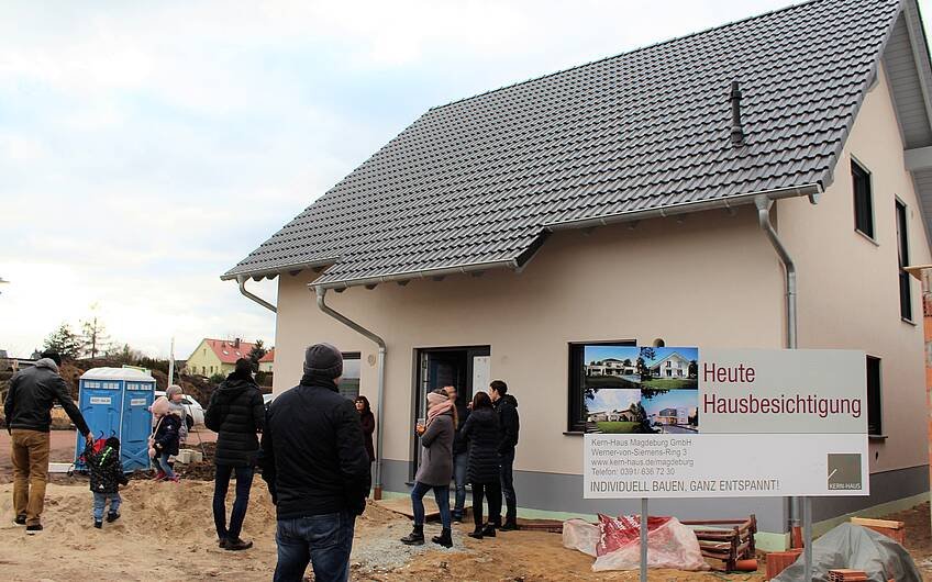 Hausbesichtigung von Kern-Haus Luna in Magdeburg im Februar 2019