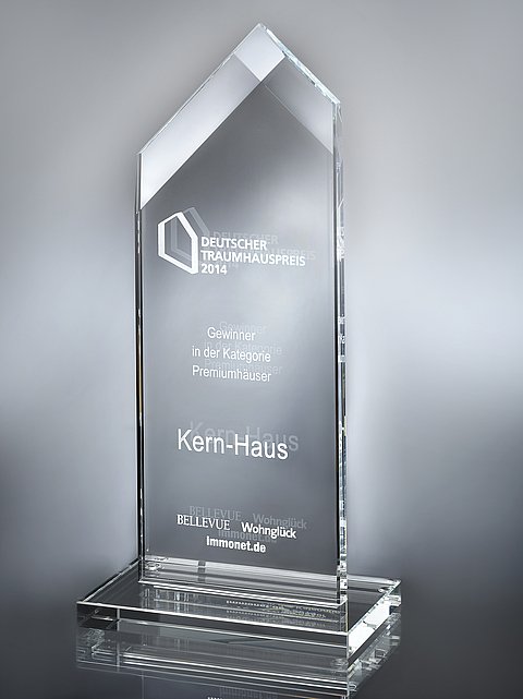 Trophäe Deutscher Traumhauspreis 2014 für Stadtvilla Aurelio von Kern-Haus