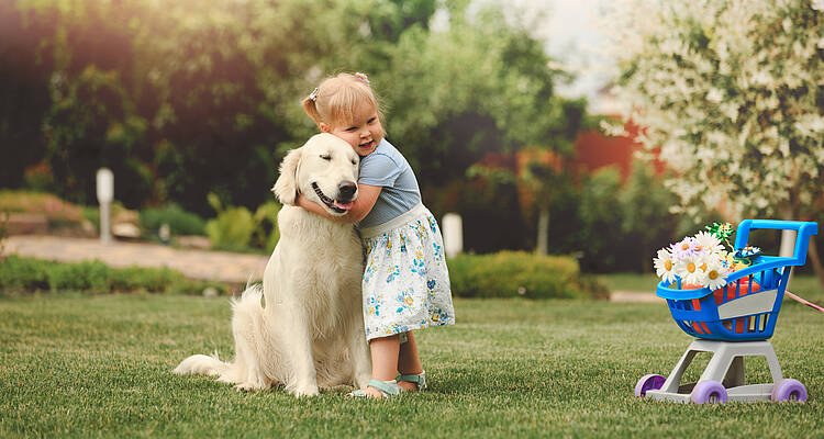 Kind mit Hund im Arm