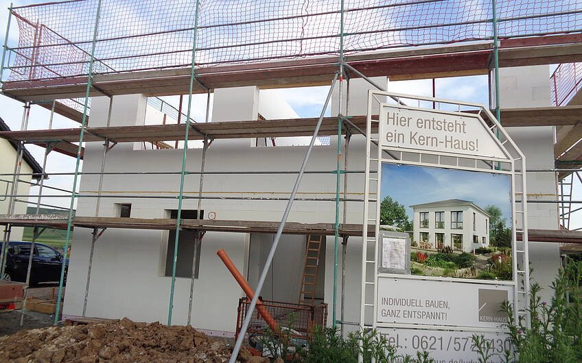 Rohbau der individuell geplanten Kern-Haus-Stadtvilla Signus in Flörsheim-Dalsheim mit fertigem Obergeschoss