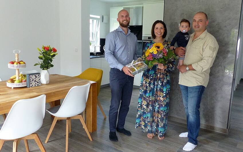 Baufamilie mit Verkaufsberater Bernd Laatz im Einfamilienhaus Komfort von Kern-Haus in Neupotz