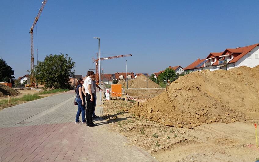 Bauanlaufgespräch am Grundstück für das individuell geplante Einfamilienhaus von Kern-Haus in Römerberg
