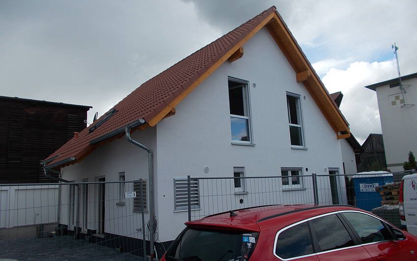 Fertig gepflasterte Einfahrt des individuell geplanten Einfamilienhauses Luna von Kern-Haus in Hatzenbühl