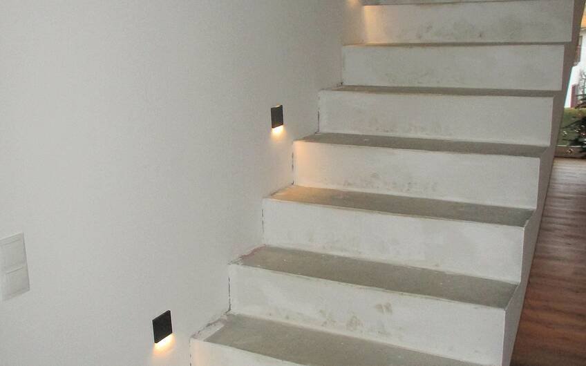 Für mehr Sicherheit im Dunkeln sorgt die integrierte Beleuchtung der Spots am Treppenaufgang.