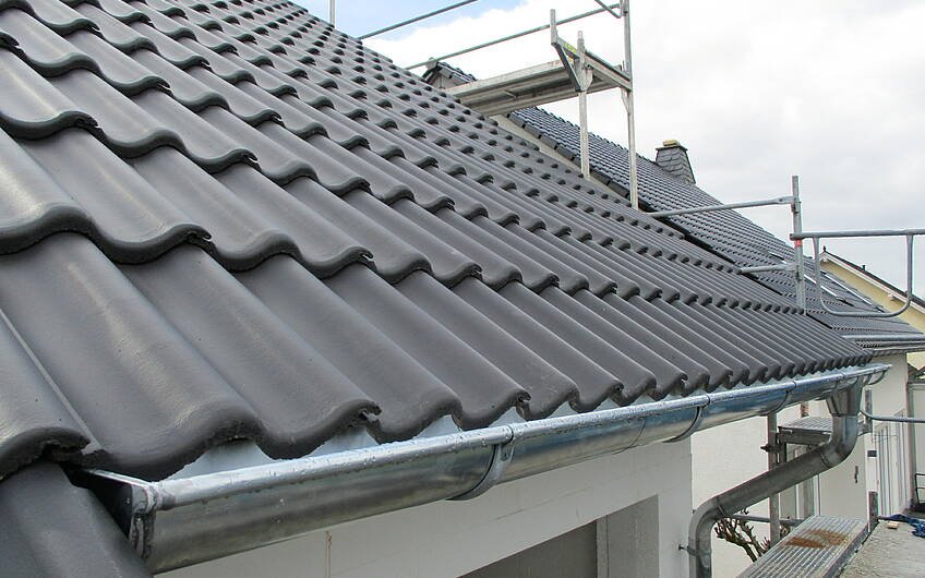 Am Dach wurde eine Zinkdachrinne angebracht, dieses Material hat eine hohe Lebensdauer.