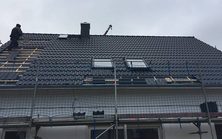 Dach eines Kern-Hauses in Güsen wird gedeckt
