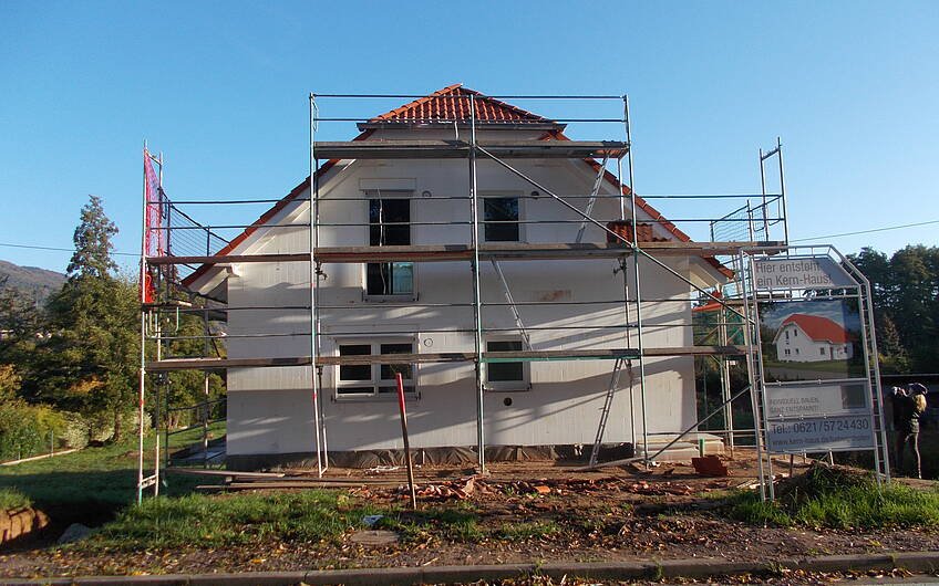 Individuell geplantes Einfamilienhaus Luna von Kern-Haus in Albersweiler mit fertig eingedecktem Dach