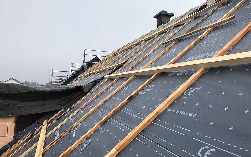 Die Unterkonstruktion für die Dachpfannen wurde fertiggestellt.