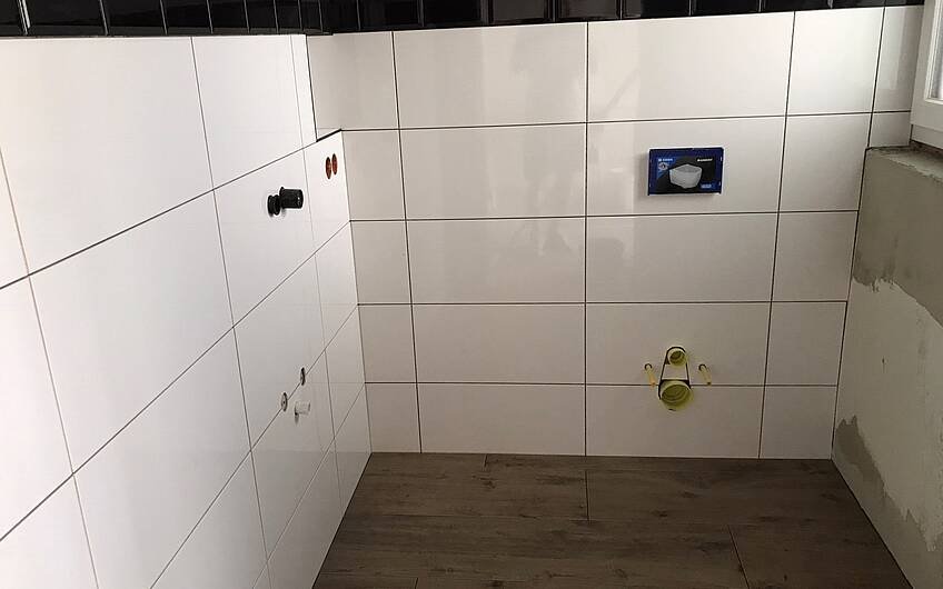 Die Wand- und Bodenfliesen im Gäste-WC sind fertig.