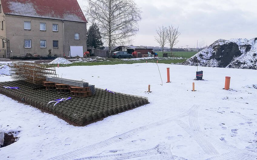 Vorbereitung der Bodenplatte mit Stahlbewehrung an Gründungspolster des Kern-Haus in Halle Reideburg