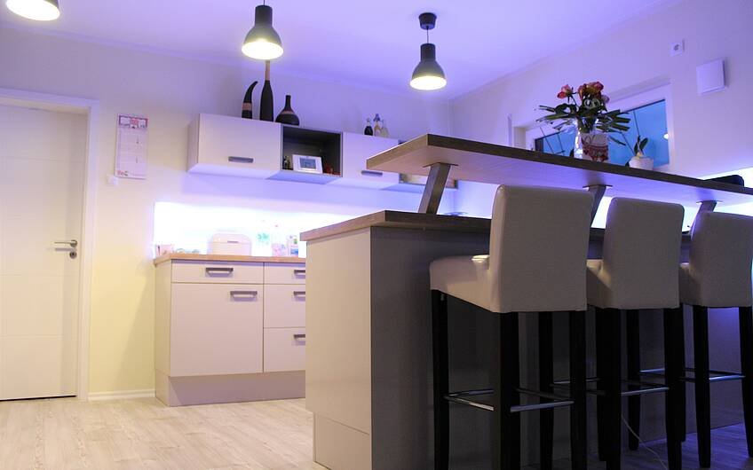 Küche mit Bar im individuell geplanten Bauhaus in Magdeburg