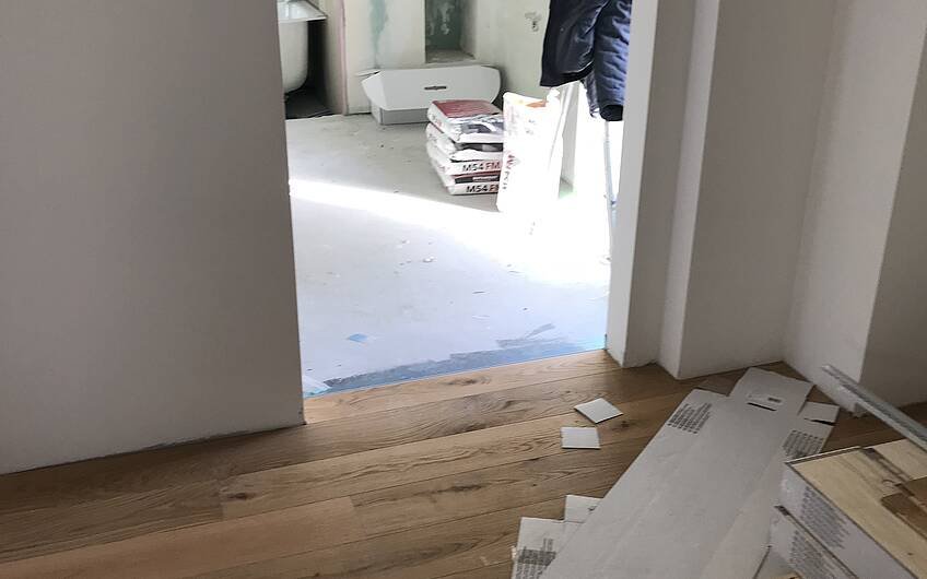 Verlegung der Fußböden im frei geplanten Einfamilienhaus von Kern-Haus in Gönnheim