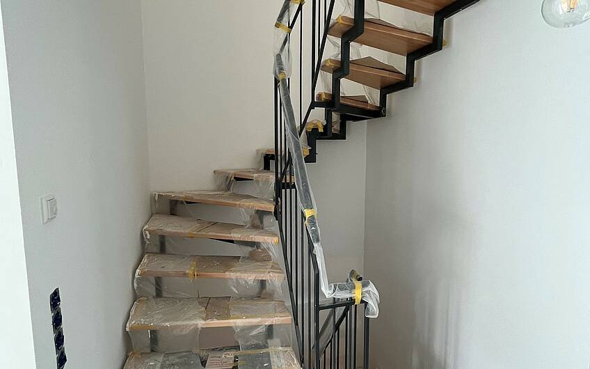 Bis die Bauherren eingezogen sind, bleibt die Treppe gescvhützt.