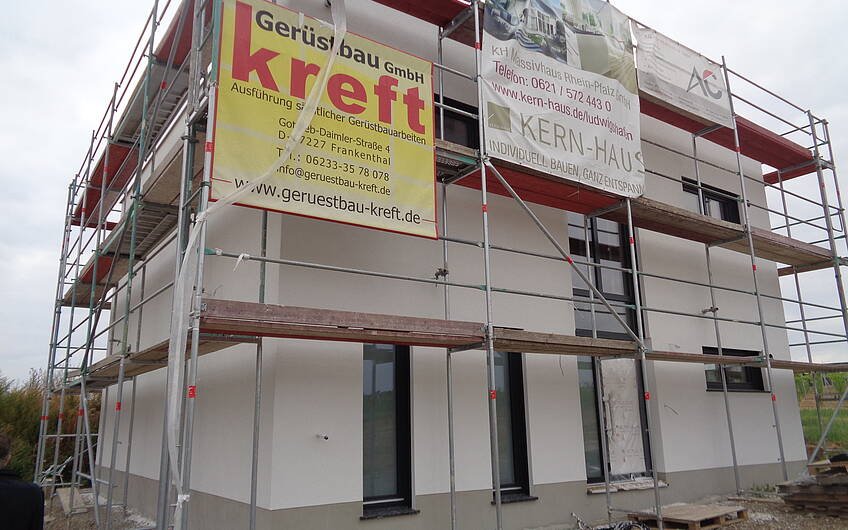 Gestrichene Fassade des frei geplanten Einfamilienhauses von Kern-Haus in Bissersheim