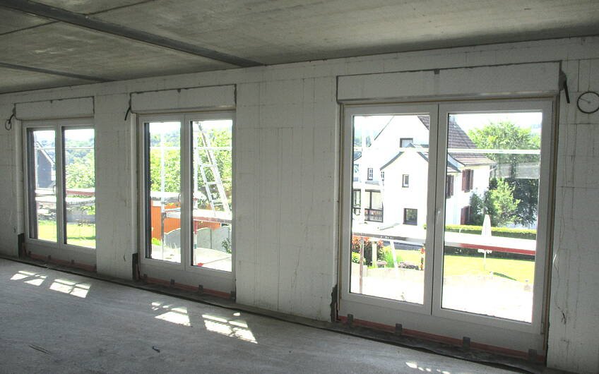 Bodentiefe Fenster sorgen für lichtdurchflutete Räume.