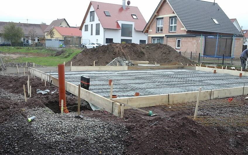 Verschalung der Bodenplatte des individuell geplanten Einfamilienhauses Loop Classic von Kern-Haus in Freisbach