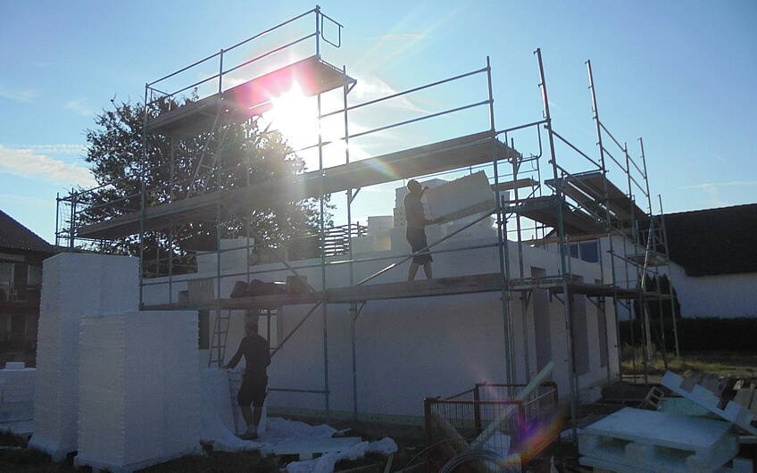 Steckarbeiten an den Dachgeschosswänden des individuell geplanten Einfamilienhauses Komfort von Kern-Haus in Neupotz