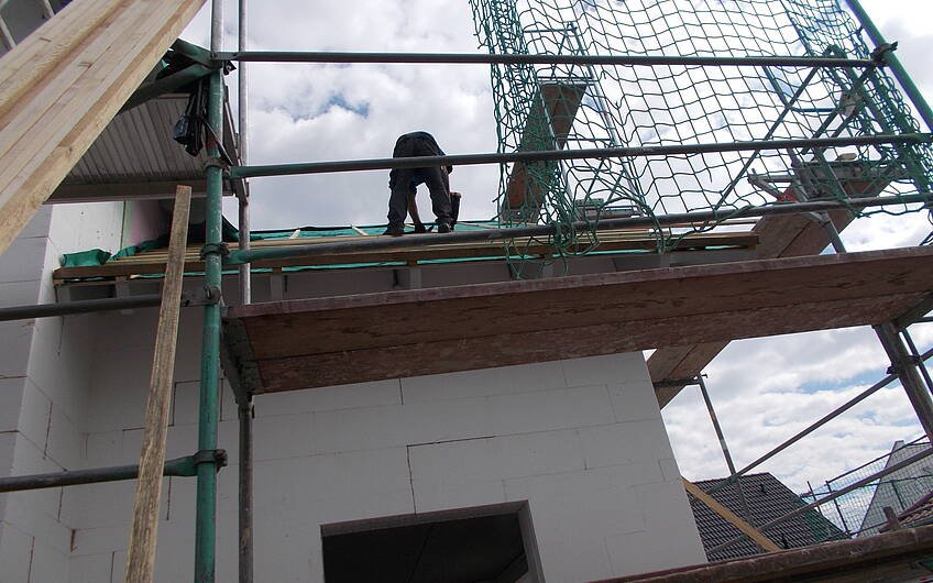 Vorbereitung zur Dacheindeckung des individuell geplanten Einfamilienhauses Esprit von Kern-Haus in Hohen-Sülzen