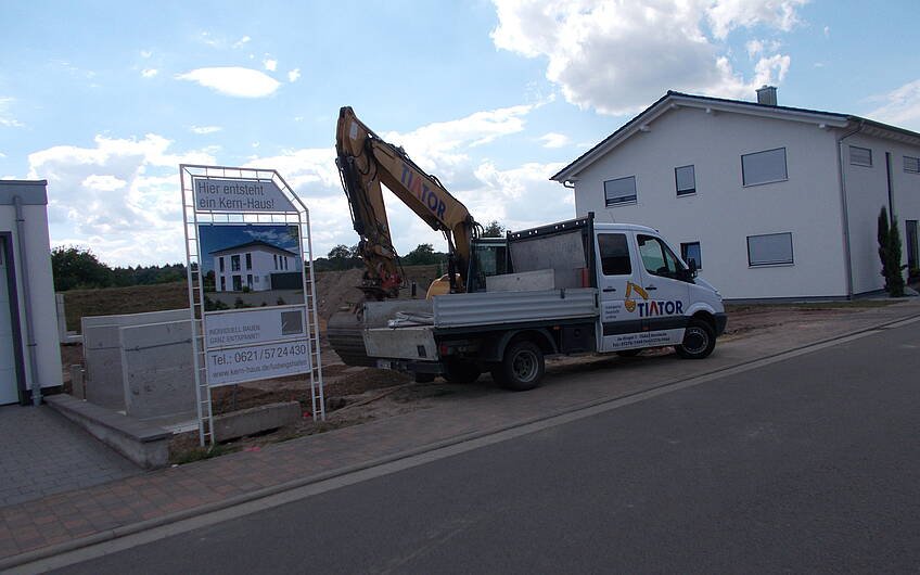 Fahrzeuge des Erdbauers am Grundstück für das individuell geplante Kern-Haus in Jockgrim