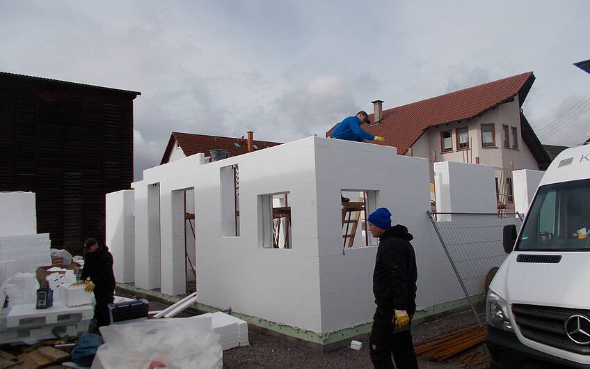 Bauarbeiter beim Stecken der Erdgeschosswände für das individuelle Familienhaus Luna von Kern-Haus in Hatzenbühl