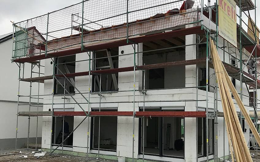 Einbau der Fenster des Familienhauses Vision Plus von Kern-Haus in Böhl-Iggelheim