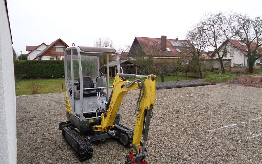 Bagger für die Tiefbauarbeiten auf dem Grundstück für das frei geplante Einfamilienhaus von Kern-Haus in Freisbach