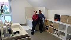 Bauherren sitzen auf der Badewanne im Badezimmer des individuell geplanten Einfamilienhaus Signum von Kern-Haus in Römerberg