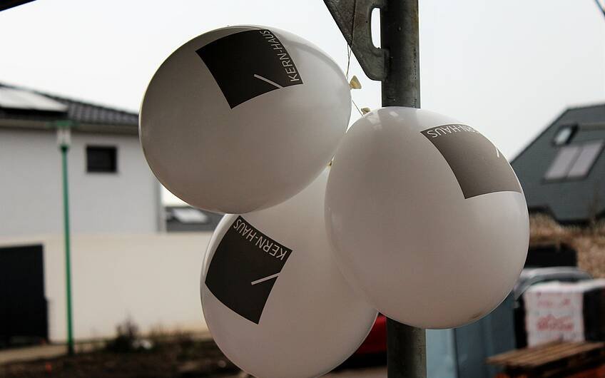 Die Luftballons von Kern-Haus sind am Baugerüst angebracht.