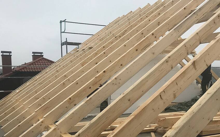Dachstuhl des frei geplanten Familienhauses von Kern-Haus in Marxzell-Burbach