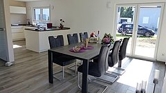 Essbereich mit offener Küche im individuell geplanten Einfamilienhaus Luna von Kern-Haus in Dettenheim