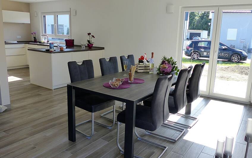 Essbereich mit offener Küche im individuell geplanten Einfamilienhaus Luna von Kern-Haus in Dettenheim