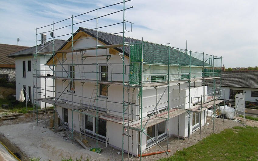 Geschlossener Rohbau des individuell geplanten Familienhauses Vero von Kern-Haus in Monsheim-Kriegsheim