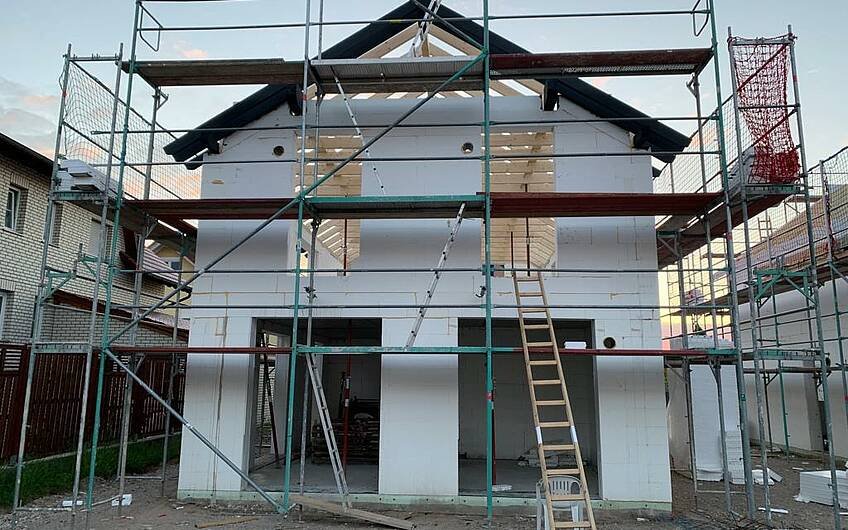 Rohbau des frei geplanten Einfamilienhauses von Kern-Haus in Graben-Neudorf mit Dachstuhl